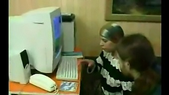 זוג רוסי עוסק בהחלפת נשים וסקס קבוצתי