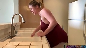 Nevlastní Matka A Syn Se Zapojí Do Intimního Kuchyňského Setkání
