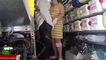 סקס במקום העבודה מוקלט בסתר עם חזיר אמצעי ותחתון