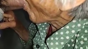 Stará Čínská Dáma Se Rozdivočila V Erotickém Videu