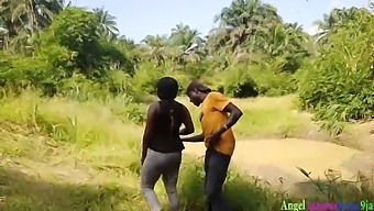 Okoro, Pilný Lovec, Se Zapojí Do Vášnivého Styku S Úžasným Africkým Místním A Tají Svou Identitu Před Svým Manželem A Bratrem. Téměř Dosáhne Vyvrcholení, Když Ho Nečekaně Odhalí Jeho Skrytá Kamera