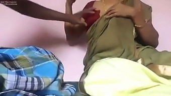 Pokojská Rajpalgupty Si V Domácím Videu Energicky Masíruje Prsa A Bradavky.