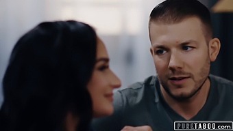 אינטימיות אינטנסיבית: חדירה כפולה של אחותי החורגת החמה עם החבר הכי טוב שלי
