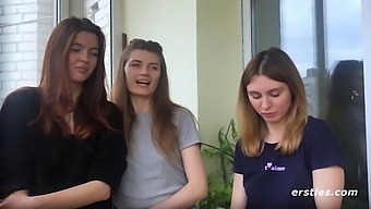 Vášnivé Lesbické Setkání Ve Trojici S Dychtivými Účastníky.