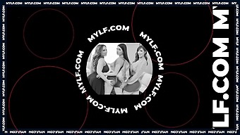 Milf S Bezchybným Derriere Svádí Nevlastního Syna Na Webkameře V Intimním Prádle