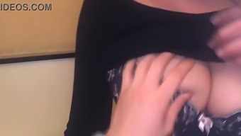 אישה יפנית צעירה עם חזה גדול מקבלת ליטוף חזה