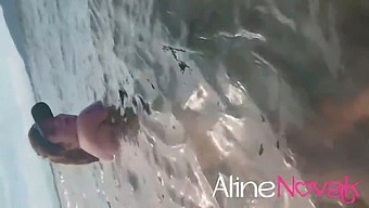 הבלונדינית החושנית מציגה את עצמה על החוף - Aliennovak.Com.Br