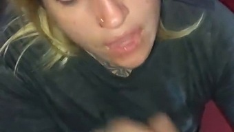 Orální Potěšení Vede K Ejakulaci Obličeje U Zelenooké Krásky